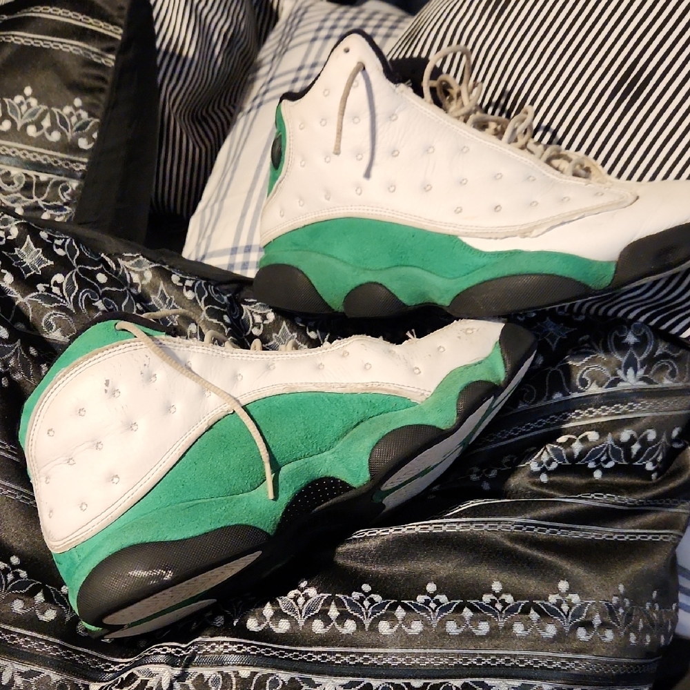 Jordan White and Green Sneakers - Picture 5 of 8
